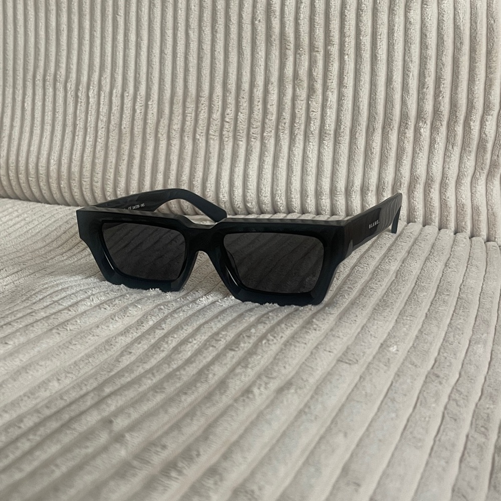 Stylish Black Rectangular Sunglasses - image 4
